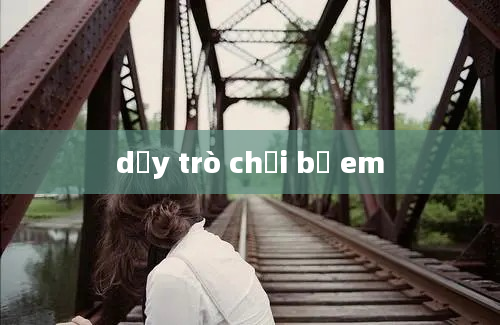 dạy trò chơi bế em