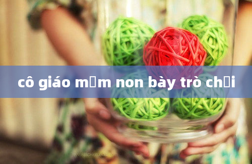 cô giáo mầm non bày trò chơi