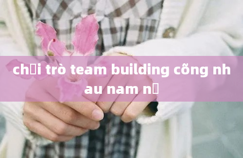 chơi trò team building cõng nhau nam nữ