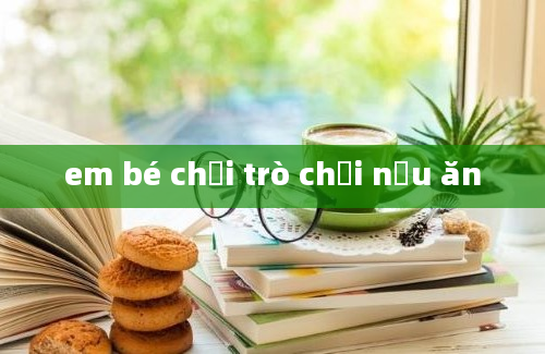 em bé chơi trò chơi nấu ăn